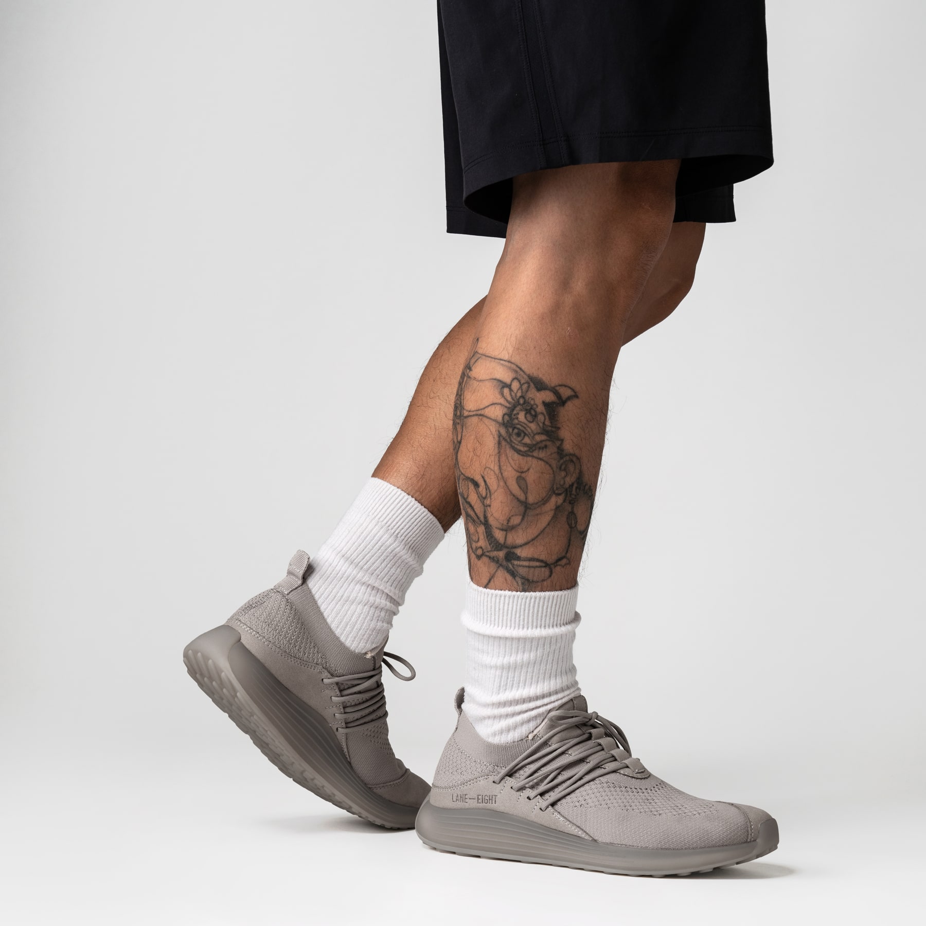 LANEEIGHT-TRAINER-AD-1-LunarGrey-MensOnFoot-min.jpg